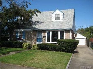 549 Latham Rd, Mineola, NY 11501