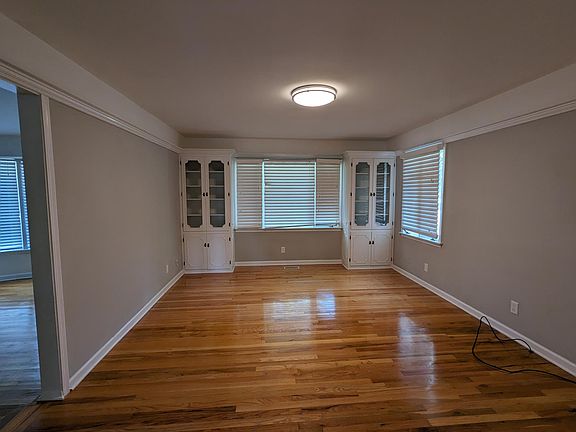 3rd image of 301 Boutell Dr
