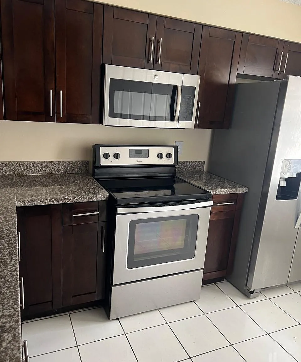 3 bed, 2.5 bath, 2100 sqft, $3,100 — Photo 1