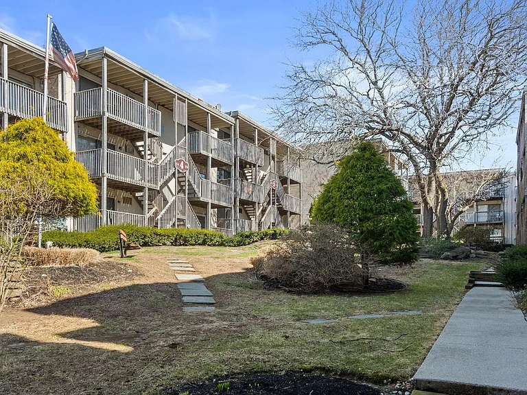 Courtview Square Apartments — Photo 11