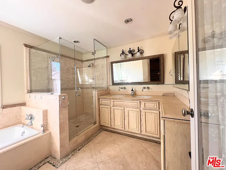 2652 S Bedford St — Photo 18