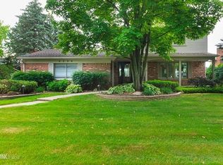 6396 Emerald Lake Dr, Troy, MI