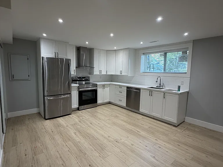 56 Olive Cres — Photo 2