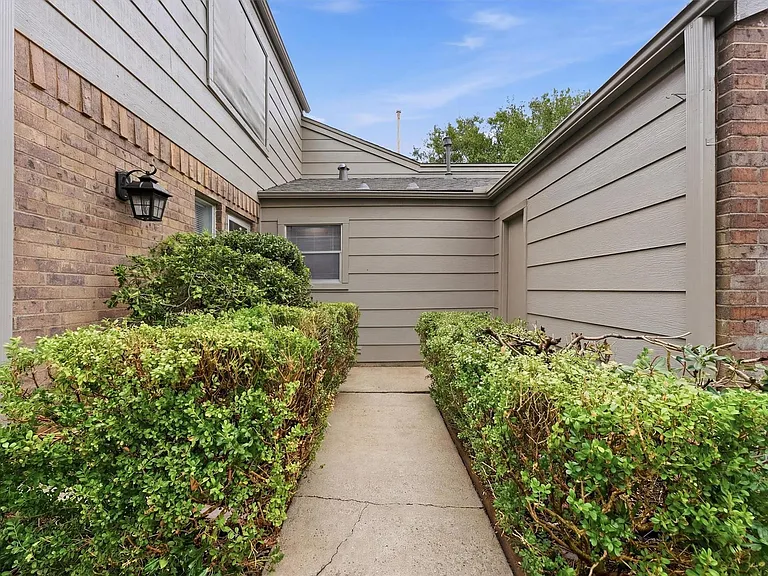 8001 Rebawood Dr — Photo 23