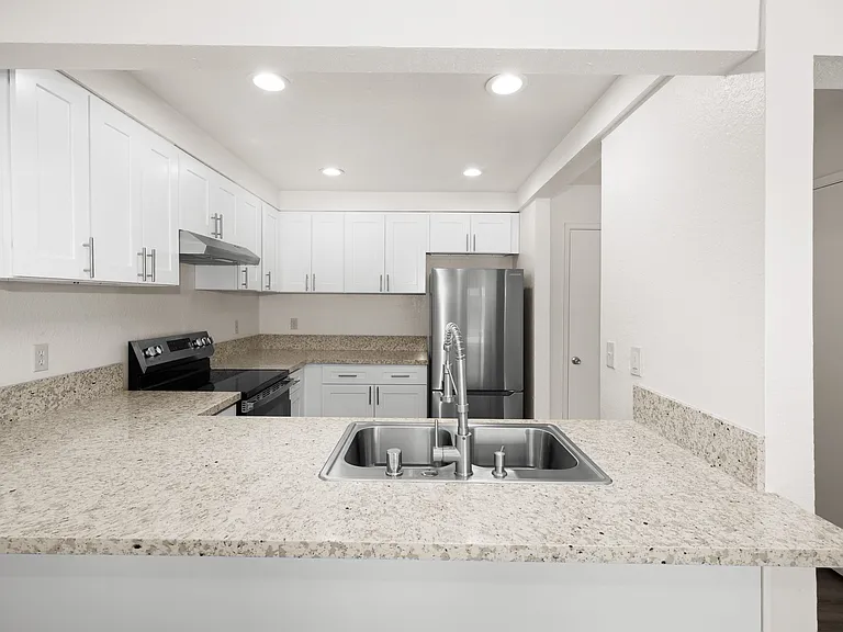 Cambridge Garden Apartments — Photo 33
