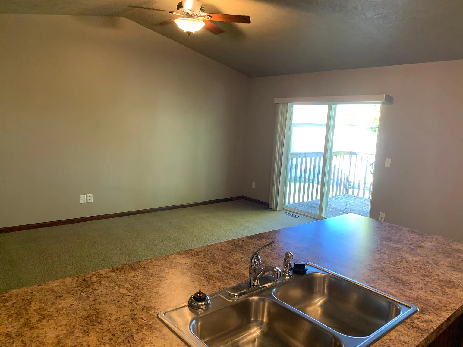 2 bed, 1050 sqft, $995 — Photo 4
