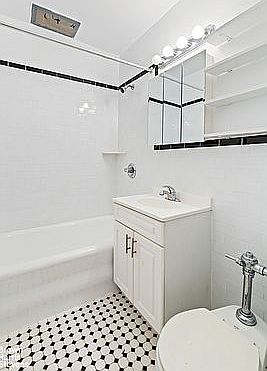 4th image of 245 W 72nd St APT 5C