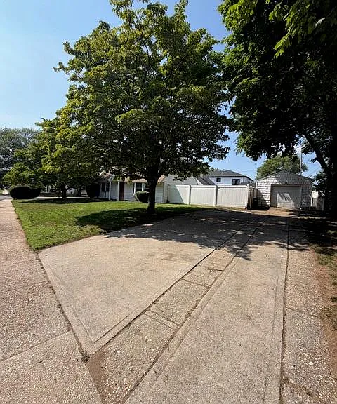 3173 Roxbury Ln — Photo 2