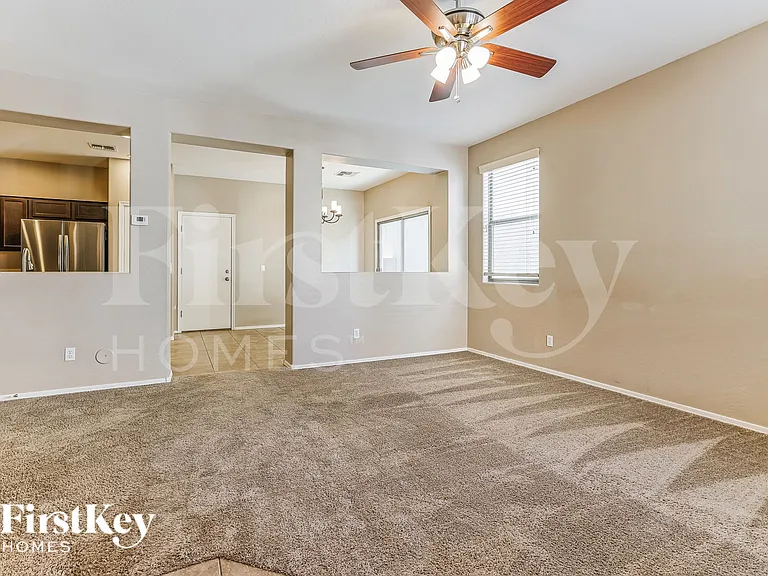 127 E Catclaw St — Photo 2