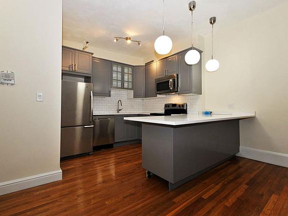 2nd image of 922 Beacon St APT 23