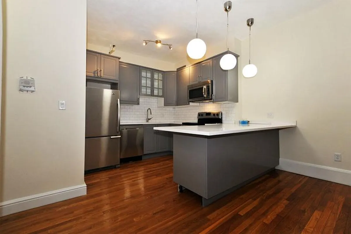 Building Photo - 922 Beacon St #23