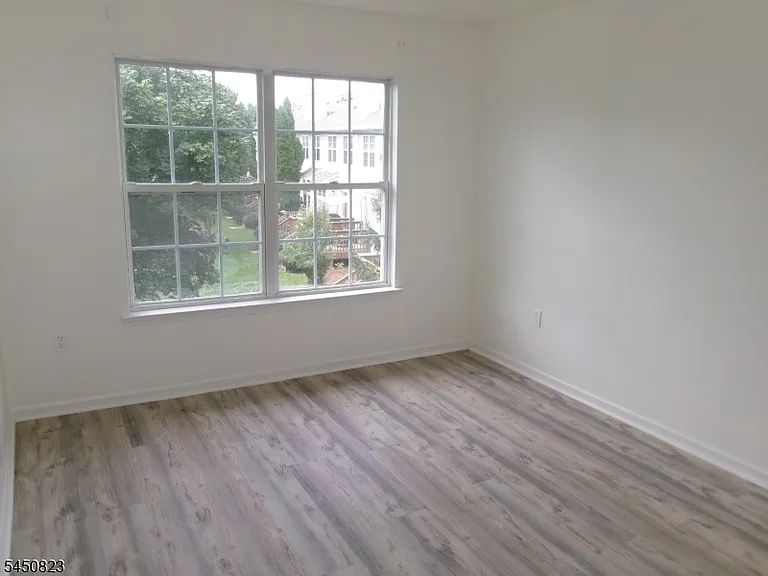 31 Victoria Dr — Photo 16