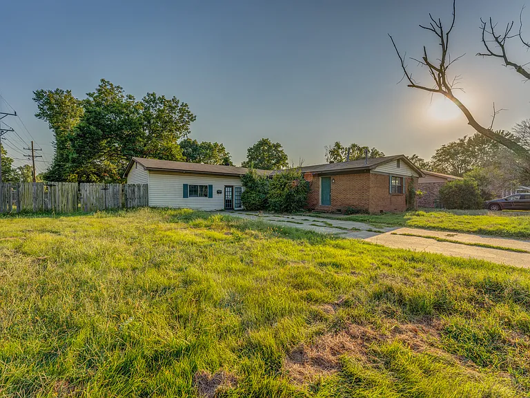 121 E Pecan St — Photo 8