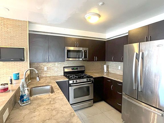 5th image of 1490 Outlook Ave APT 1J
