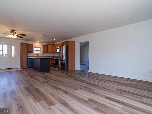 5th image of 44 Elm Ln