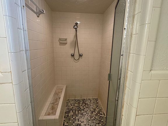 4th image of 406 E Stewart Ave