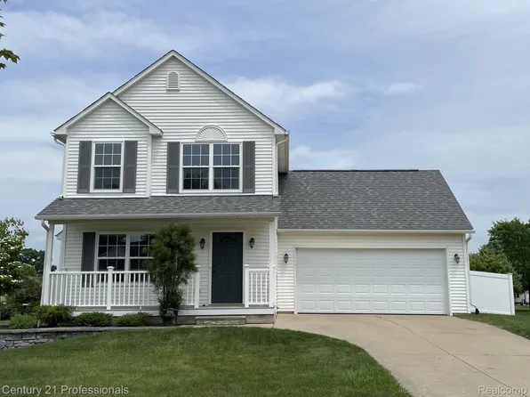 8090 Majestic Blvd, Fowlerville, MI 48836