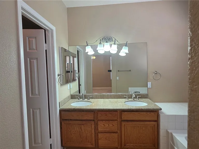 604 Palmwood Ln — Photo 12