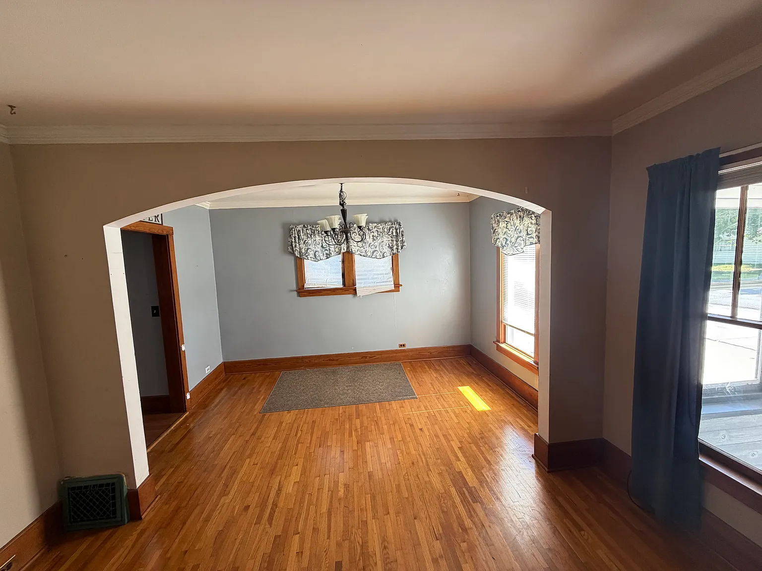 3 bed, 2190 sqft, $1,900 — Photo 2
