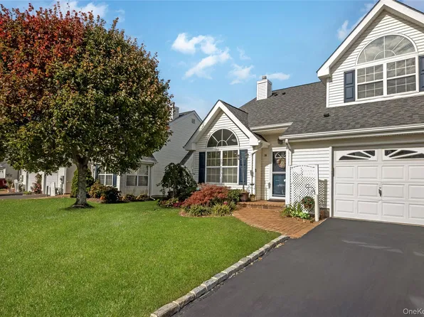 35 Joyces Way, Bay Shore, NY 11706