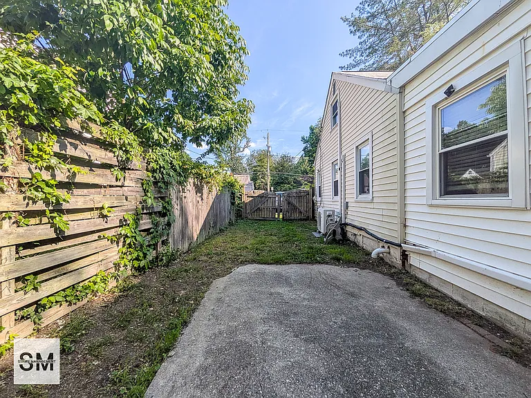 127 N Huron Dr — Photo 8