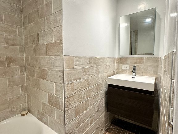 4th image of 321 E 43rd St #303D