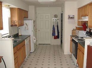 Beautiful kitchen; all appliances convey!