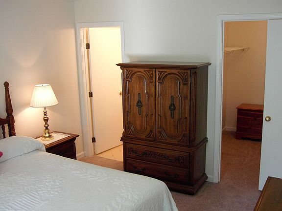 Master bedroom w/walk-in closet and bath