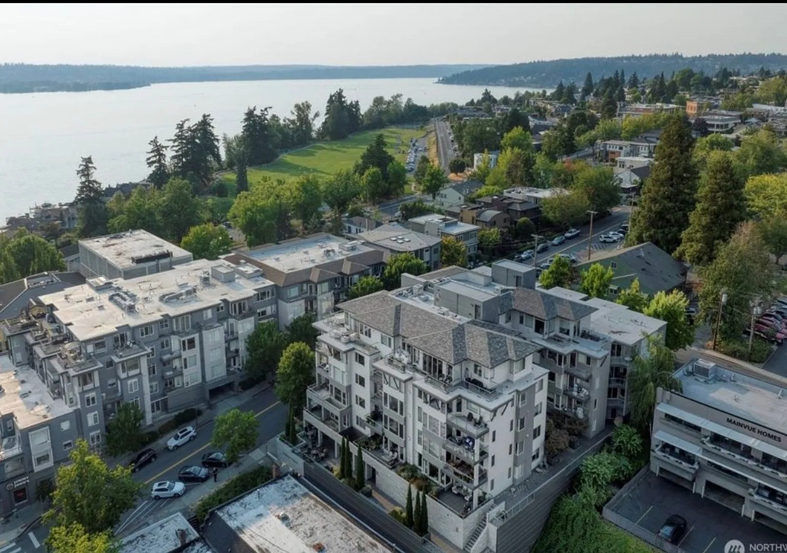 Charming 2BR Condo in Downtown Kirkland — Photo 2