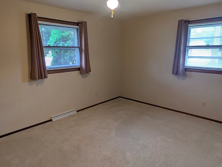 2519 N Taylor Dr — Photo 12