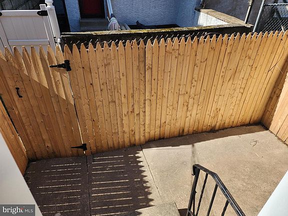 3rd image of 208 N Horton St