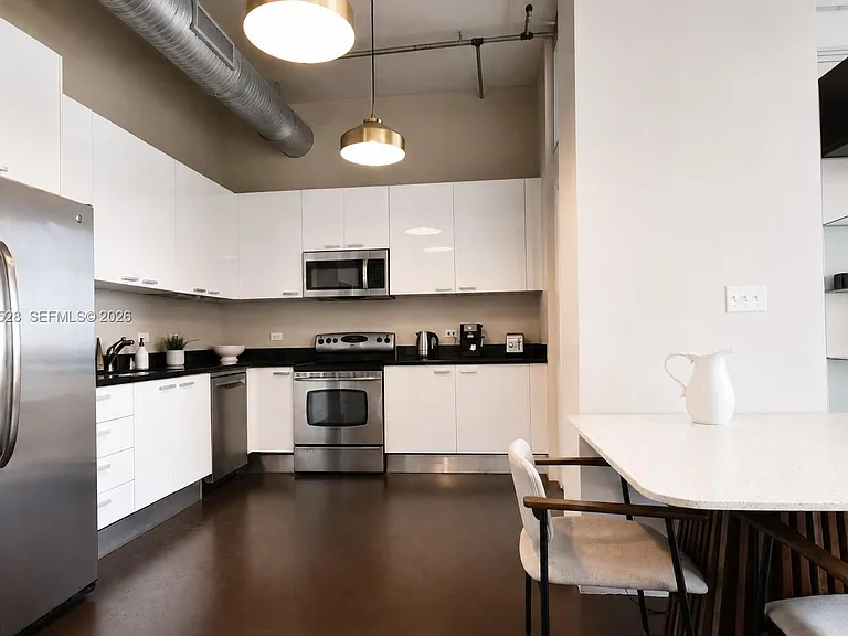 2100 Van Buren St #421 — Photo 4