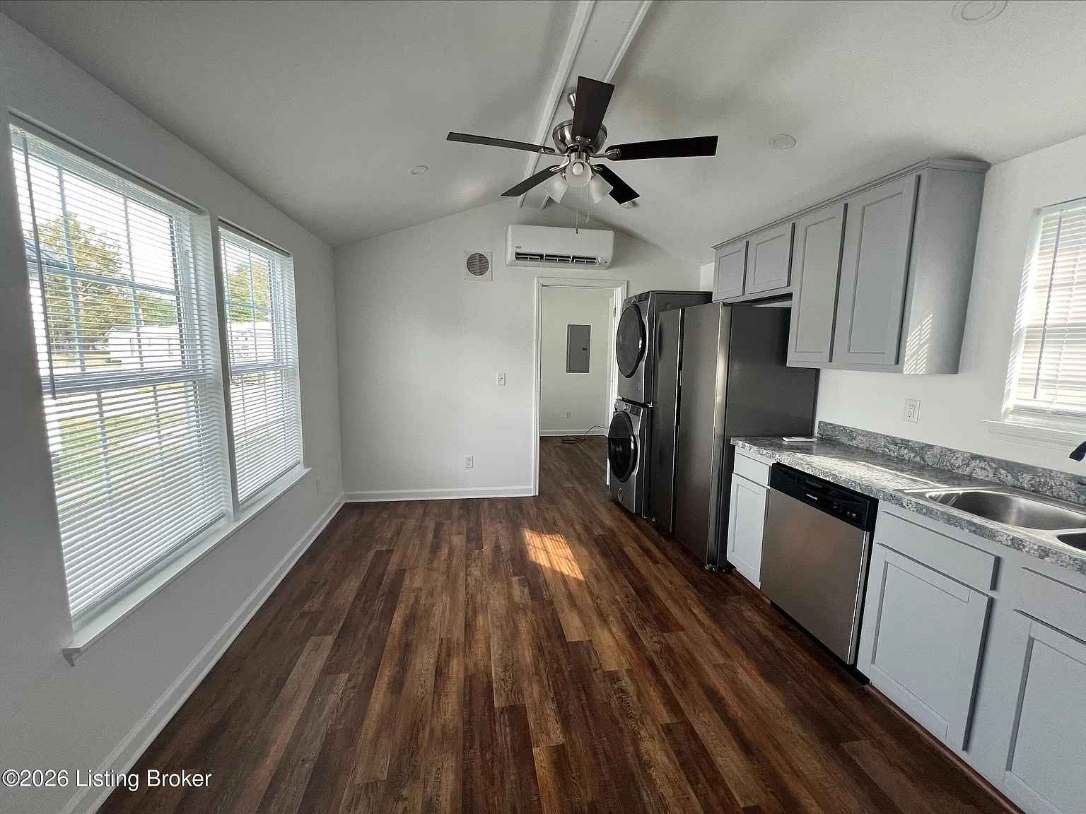 2 bed, 1.0 bath, 400 sqft, $1,395 — Photo 4