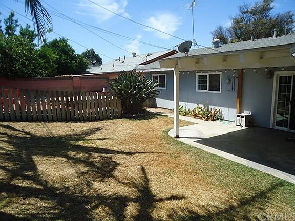 Covered patio w/sliding doors to living room