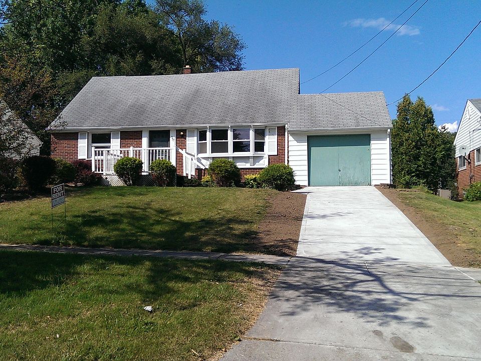 Front view w/ garage