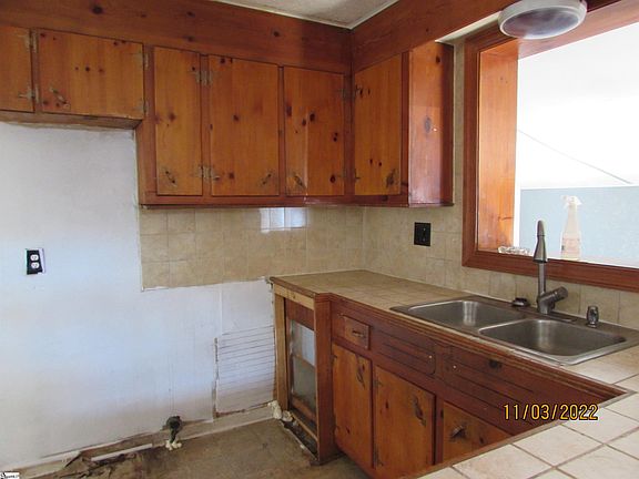 4th image of 8 Oak Dr