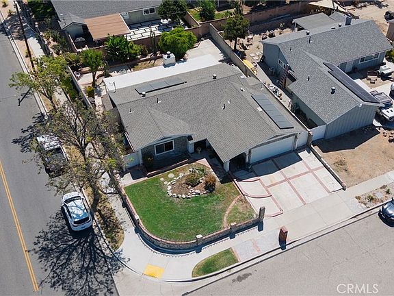 3rd image of 1396 Currant Ave