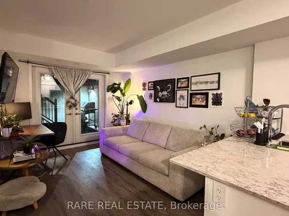 10 Marquette Ave #4, Toronto, ON M6A 1X8