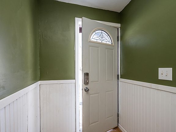5th image of 216 Elmwood St