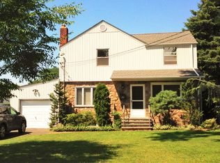 85 Greenway E, Manhasset Hills, NY 11040