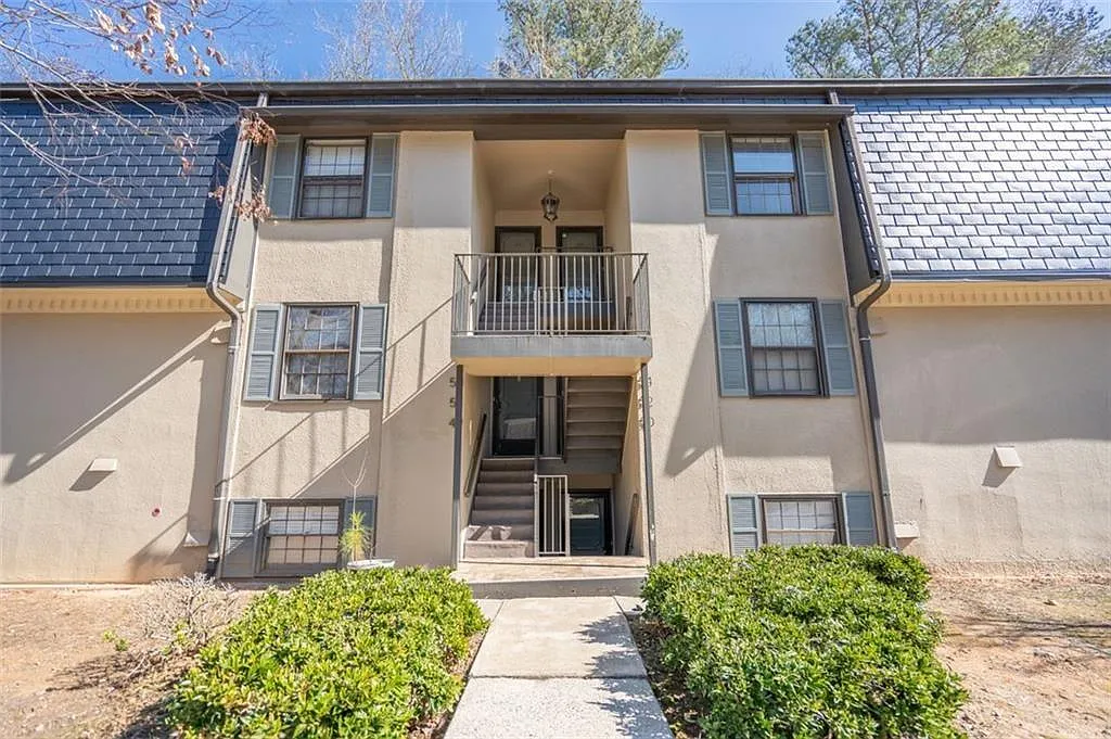 1 bed, 1.0 bath, 812 sqft, $1,550 — Photo 2