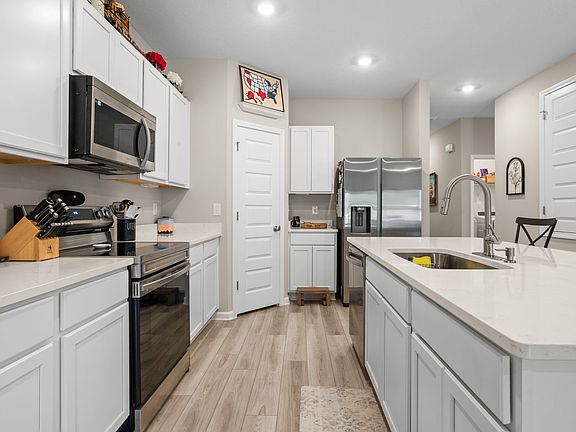 3rd image of 6686 Sun Tree Cir