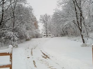 587 N Plum Tree Rd, Barrington, IL 60010