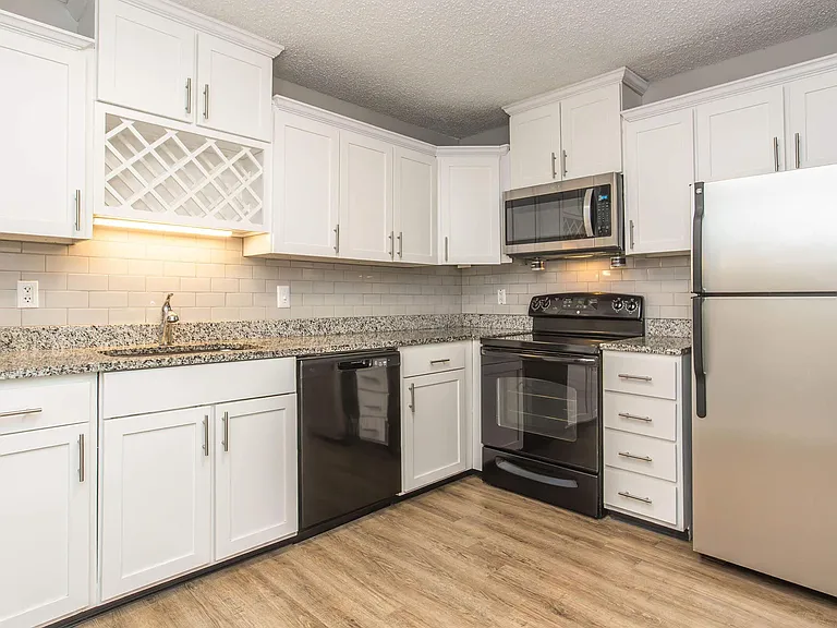 Kingston Pointe Apartments — Photo 25