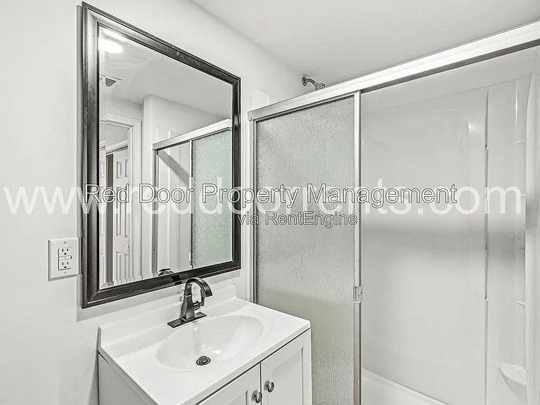1037 W 30th St — Photo 20