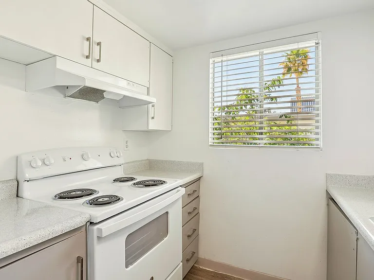 11-web-or-mls-Karen Ct-1005-011