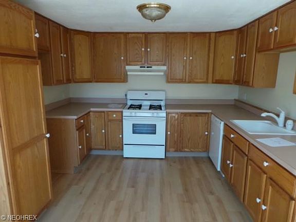 5th image of 9913 Crestwood Dr