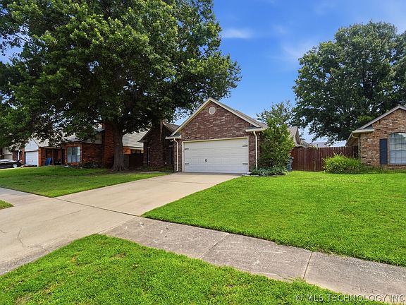 3rd image of 13643 S Oak Pl