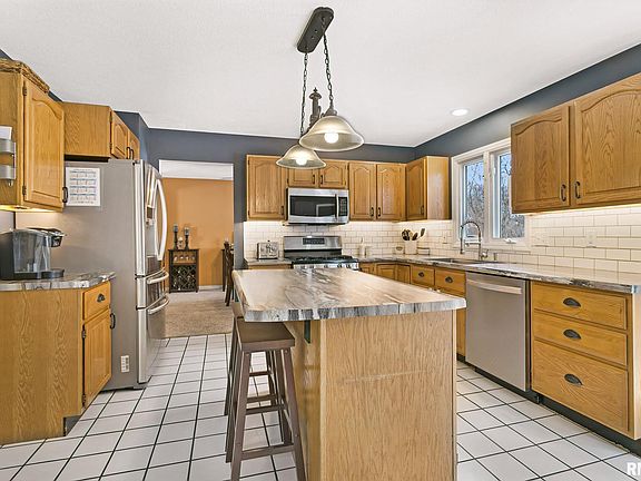 3rd image of 2022 Parkway Dr