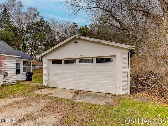 4th image of 4927 W River Dr NE